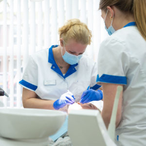 vrouw krijg wortelkanaalbehandeling bij tandartsenpraktijk bakel